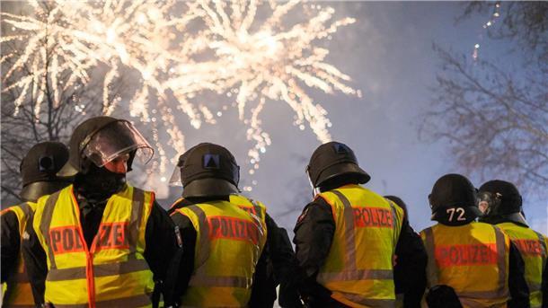 Einsatzkräfte bereiten sich auf Silvesternacht vor Polizei, Feuerwehr und Rettungsdienste bereiten sich laut Innenministerium erneut „sorgfältig und umfassend“ auf mögliche Einsatzlagen rund um den Jahreswechsel vor. (Archivbild)