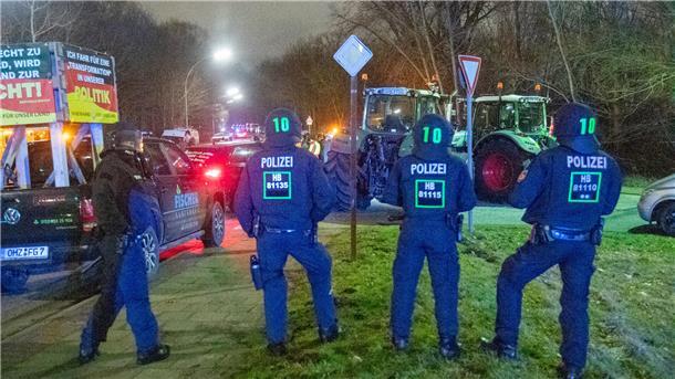 Bauernproteste am Freitag: Wurster Straße seit 1.20 Uhr wieder frei für den Verkehr Polizei ist in Weddewarden aufmarschiert.