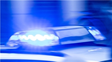  Ein Streifenwagen der Polizei ist mit Blaulicht im Einsatz. 