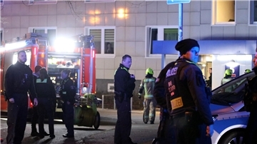 Polizei und Feuerwehr am Tatort in Berlin-Lichtenberg.