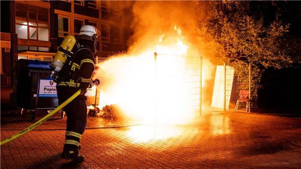 Halloween-Bilanz: Feuerwerk und nagelgespickte Schokolade Polizei und Feuerwehr waren im Einsatz.