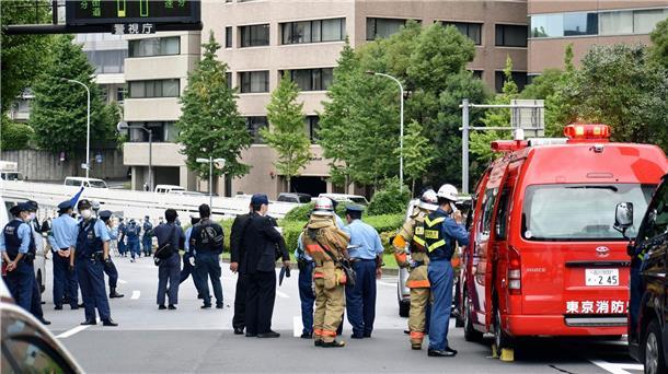 Mann zündet sich bei Staatsakt für Japans Ex-Premier an Polizei und Feuerwehrleute am Ort des Geschehens: Bei einem Trauerakt für den bei einer Wahlkampfrede erschossenen Shinzo Abe, hat sich ein Mann selbst angezündet..