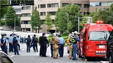 Polizei und Feuerwehrleute am Ort des Geschehens: Bei einem Trauerakt für den bei einer Wahlkampfrede erschossenen Shinzo Abe, hat sich ein Mann selbst angezündet..