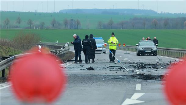 Unfall mit sieben Toten: 34-Jähriger saß am Steuer Polizei und Gutachter werten die Spuren des schweren Unfalls aus.