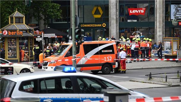 „Er hätte bremsen können“ - Prozess nach Berliner Todesfahrt Polizei und Rettungsdienste sichern Anfang Juni 2022 das Areal nach der Todesfahrt am Kurfürstendamm.