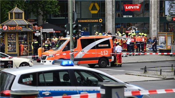 Polizei und Rettungsdienste sichern das Areal nach der Todesfahrt am Kurfürstendamm.