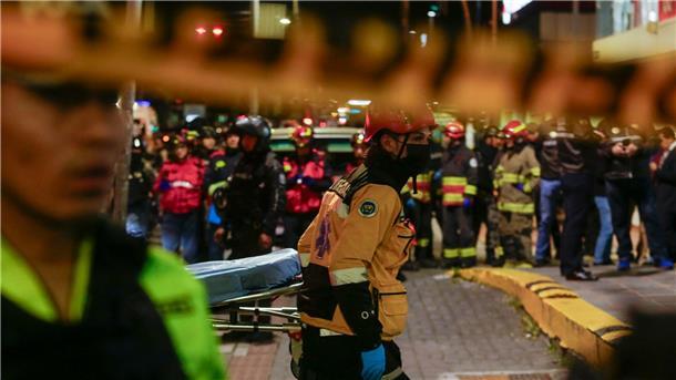 Polizei und Rettungskräfte stehen vor dem Krankenhaus in das mehrere Verletzte nach dem Anschlag eingeliefert wurden.