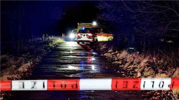 Polizei und Sanitäter am Fundort des toten Kindes im brandenburgischen Mittenwalde.