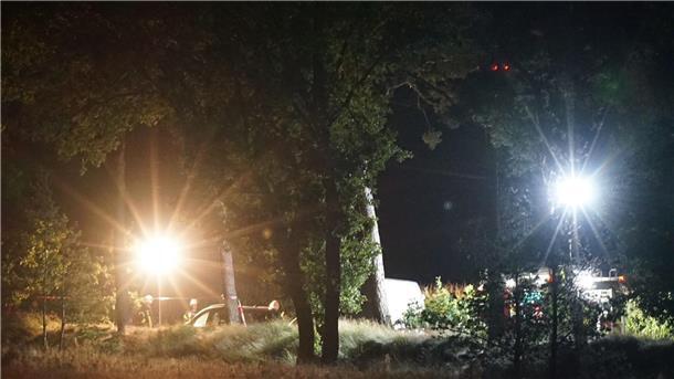 Nach Tod von 17-Jähriger: Noch keine Hinweise auf Motiv Polizei und Spurensicherung ermitteln am Auto eines festgenommenen Tatverdächtigen in der Nähe der Autobahn 7 (A7).