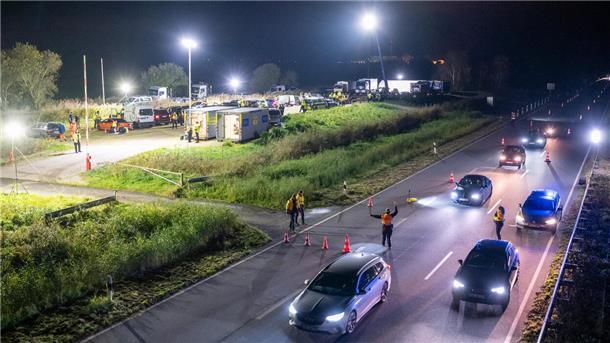 Polizei und Zoll kontrolliern Autofahrer kurz nach der Wesertunnel-Ausfahrt bei Dedesdorf