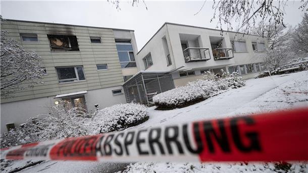 Polizeiabsperrband ist nach einem Brand in einer Pflegeeinrichtung um Teile des Gebäudes angebracht worden.