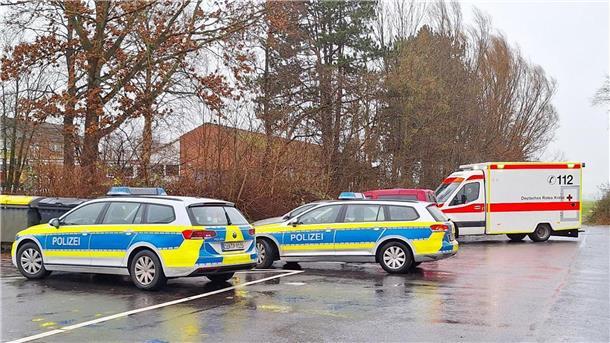 Nach Messerattacke in Schule - Polizei wertet Handy aus Polizeiautos und ein Krankenwagen stehen nahe der Schule in Cuxhaven.