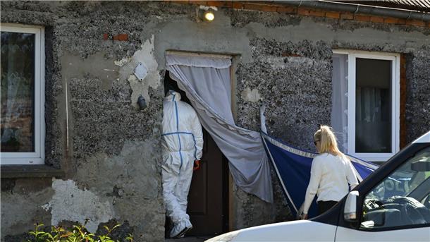 Polen: Tote Babys nach Inzest im Keller vergraben Polizeibeamte arbeiten am Fundort.