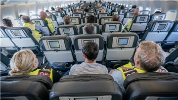 Die Zahl der Abschiebungen in Bremerhaven und Bremen steigt Blick in die Passagierreihen eines Flugzeugs.