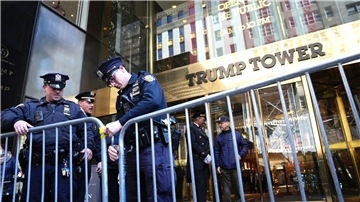 Polizeibeamte der NYPD errichten eine Absperrung vor dem Trump Tower auf der Fifth Avenue.