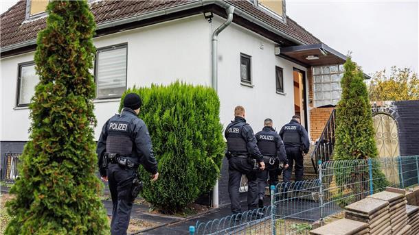 Großrazzia gegen mutmaßliche Schleuserbande Polizeibeamte durchsuchen ein Haus in einer Wohnsiedlung in Garbsen.