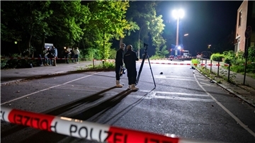 Polizeibeamte ermitteln nach Schüssen auf einen Mann in Hamburg.