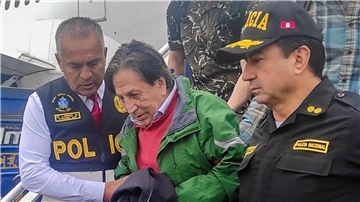 Polizeibeamte eskortieren Perus Ex-Präsident Alejandro Toledo bei seiner Ankunft am Flughafen in Lima. Er ist wegen Korruptionsvorwürfen aus den USA an sein Heimatland ausgeliefert worden.