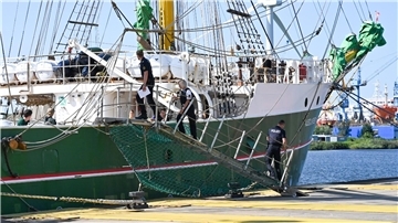 Polizei geht an Bord der Alex II