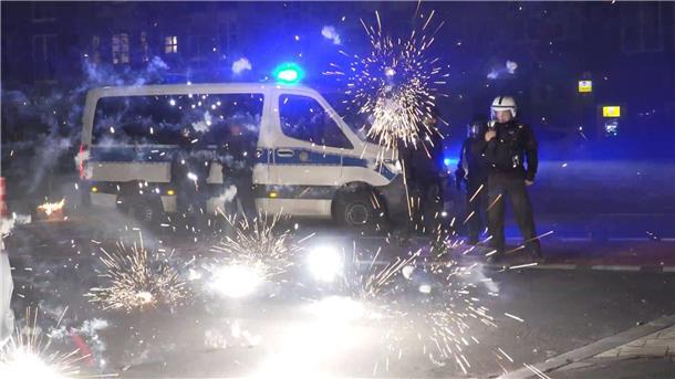 Mehrheit der Bundesländer gegen ein Böllerverbot Polizeibeamte hinter explodierendem Feuerwerk in Berlin