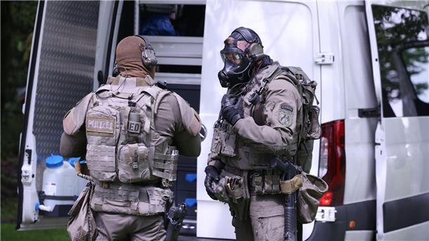 Explosion bei Routineeinsatz: Einsatzkräfte schwer verletzt Polizeibeamte im Einsatz.