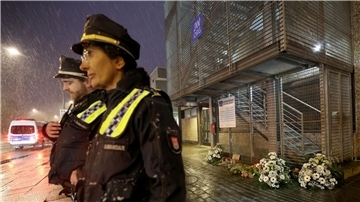 Polizeibeamte in Hamburg vor dem Gebäude der Zeugen Jehovas, wo ein Amokläufer erst sieben Menschen und dann sich selbst tötete.