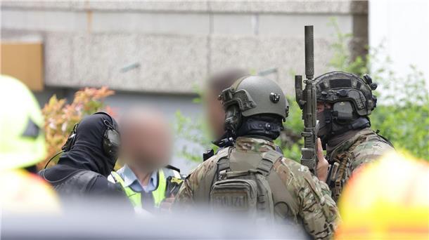 Explosion bei Routineeinsatz: Einsatzkräfte schwer verletzt Polizeibeamte mit Spezialausrüstung sind im Einsatz.