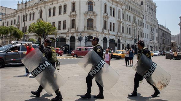Regierung in Peru verkündet landesweiten Ausnahmezustand Polizeibeamte patrouillieren im historischen Stadtzentrum von Lima.