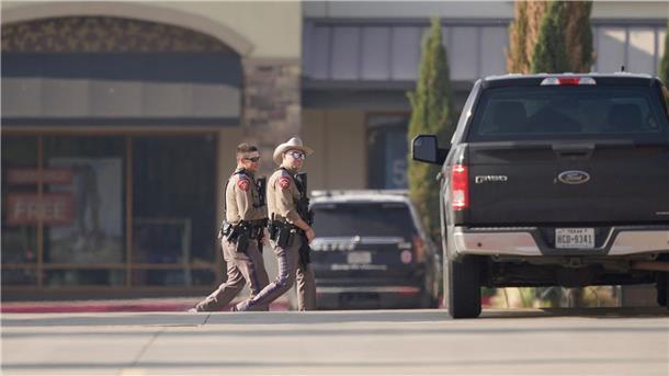 Nach Schüssen in Texas: Ermittlungen zu rechtsextremem Motiv Polizeibeamte patrouillieren sind am Tag des Geschehens vor dem Einkaufszentrum im texanischen Allen.