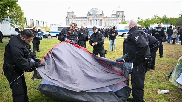Palästina-Camp geräumt - Demonstranten werden weggeschleppt Polizeibeamte räumen ein Zelt des propalästinensischen Protestcamps ab.