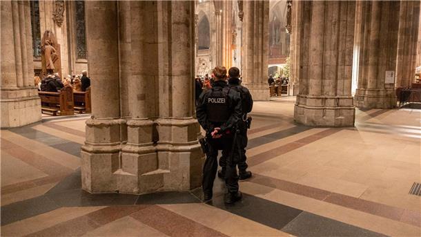 Weitere Verdächtige in Gewahrsam nach Kölner Terroralarm Polizeibeamte sichern während der Silvester-Messe den Kölner Dom.