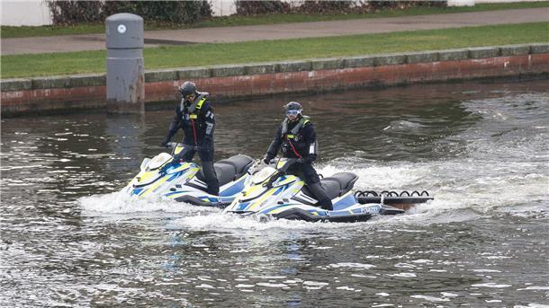 Polizeibeamte sind auf der Spree am Kanzleramt unterwegs.
