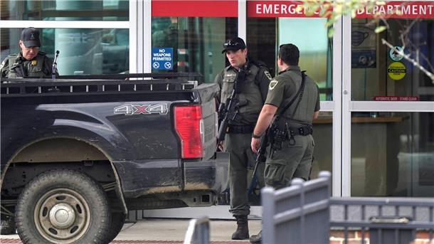 Nach Attacke mit 18 Toten: Großfahndung nach Täter in Maine Polizeibeamte sind während der Fahndung nach dem Schützen in Lewiston im Einsatz.