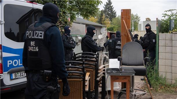 Razzia gegen Hells Angels - Berliner Verein wird verboten Polizeibeamte stehen am Gelände der Rockergruppe „Hells Angels MC Berlin Central“ in Berlin zwischen sichergestellten Gegenständen.