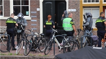 Polizeibeamte stehen am Tatort: Im niederländischen Leiden sind bei einer Attacke mit einer Stichwaffe mehrere Menschen verletzt worden, ein Mann starb.
