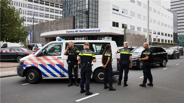 Polizeibeamte stehen vor dem Erasmus-Krankenhaus in Rotterdam.