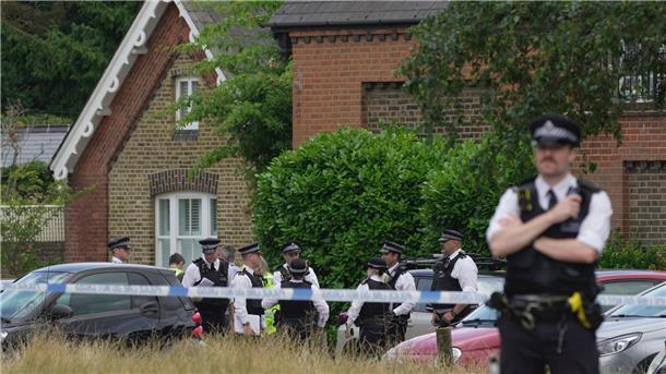 Nach Unglück an Londoner Schule: Zweites Mädchen gestorben Polizeibeamte stehen vor dem Grundschulgebäude im Londoner Stadtteil Wimbledon.