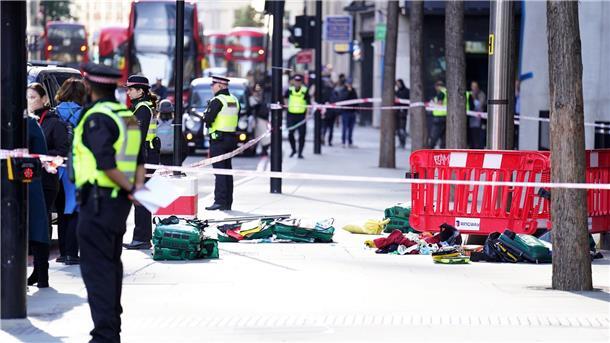 Drei Menschen in London niedergestochen Polizeibeamte stehen Wache am Tatort, nachdem drei Menschen in der Londoner City niedergestochen wurden. Den Angaben ereignete sich der Vorfall am Morgen im Viertel Bishopsgate nahe des Bahnhofs Liverpool Street Station.