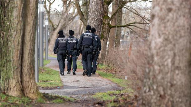 Vater von Fußballprofi Brünker weiterhin vermisst Polizeibeamte suchen das Ufer der Brigach nach dem Vermissten ab.