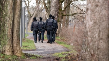 Polizeibeamte suchen das Ufer der Brigach nach dem Vermissten ab.