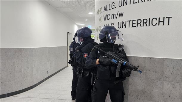 Polizeibeamte suchen die Oberschule in Dorum ab. Es ist nur eine Übung.