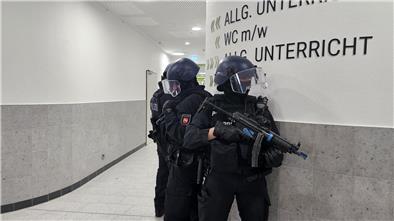 Polizeibeamte suchen die Oberschule in Dorum ab. Es ist nur eine Übung.