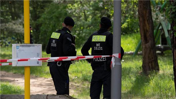 Tödliche Schüsse in Berlin - Kinder des Opfers verdächtig Polizeibeamte untersuchten am 16. Mai den Tatort in Berlin-Gatow.