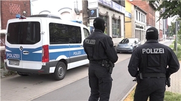 Polizeibeamte vor einem der durchsuchten Objekte in Braunschweig.