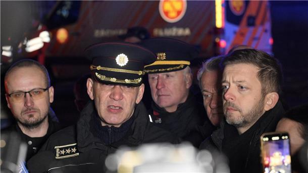 Tschechien nach Bluttat an Prager Uni im Schockzustand Polizeichef Martin Vondrasek (2.v.l) spricht in Prag zu Pressevertretern.