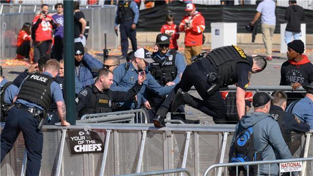 Medien: Toter nach Schüssen bei Feier der Kansas City Chiefs Polizeieinsatz in Kansas City: Bei der Siegesparade der Super-Bowl-Sieger sind Schüsse gefallen.
