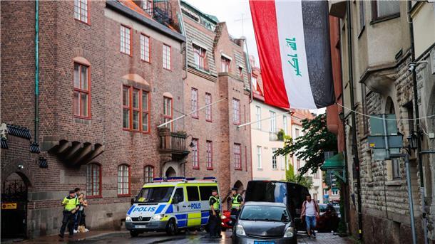 Dänemark und Schweden wollen Koranverbrennungen verhindern Polizeieinsatz vor der irakischen Botschaft in Stockholm am 20. Juli: Es stand eine Protestaktion bevor, bei der ein Koran und eine irakische Flagge verbrannt werden sollten.