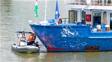 Polizeiermittler untersuchen im ungarischen Komarom den Bug eines Flusskreuzfahrtschiffes nach einer mutmaßlichen Kollision.
