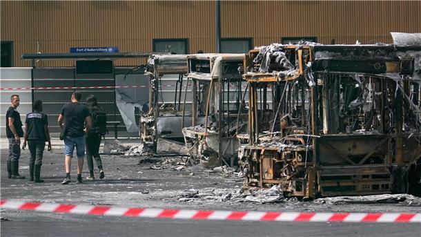 Frankreich: Regierung erlässt Beschränkungen nach Krawallen Polizeiermittler vor ausgebrannten Bussen in Aubervilliers.