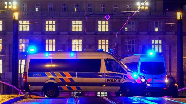 Tschechien nach Bluttat an Prager Uni im Schockzustand Polizeifahrzeuge sperren das Gebiet um die Philosophische Fakultät der Karls-Universität ab.